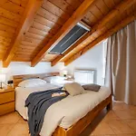 Golden 1 - Just Few Steps From The デルヴィオ
